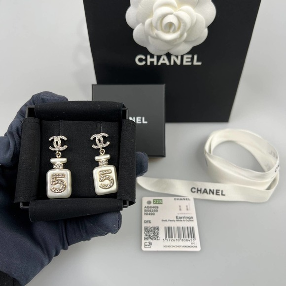 NIB CHANEL 22S CC NO.5 PERFUME BOTTLE DROP EARRINGS - Picture 3 of 15